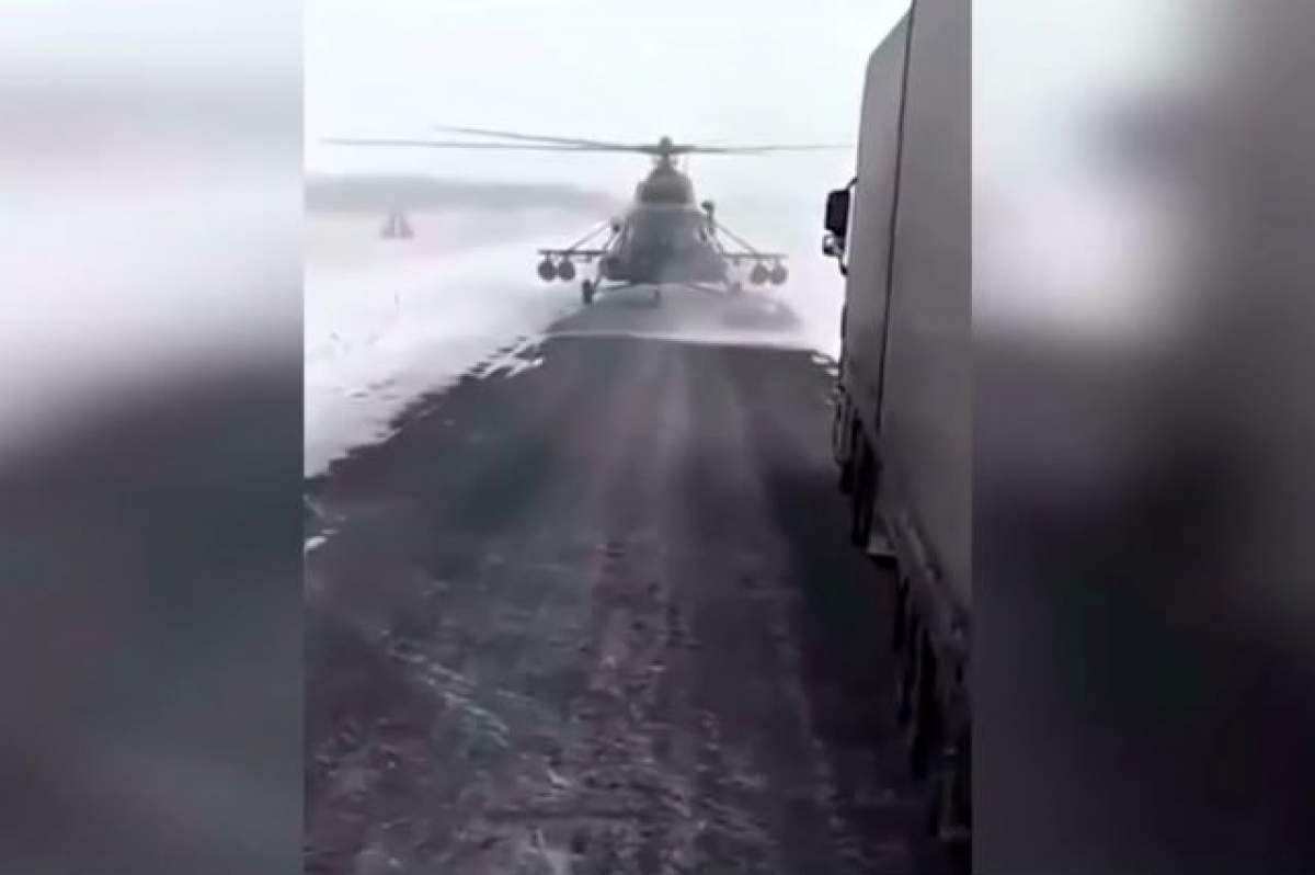 VIDEO / Imagini senzaţionale! Pilotul unui elicopter a aterizat de urgenţă pe o autostradă