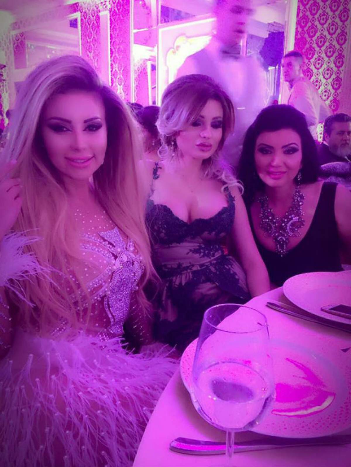 FOTO / Roxana Vaşniuc, într-o rochie transparentă şi fără sutien! Denisa Biţă, cu sânii până-n gât şi-un decolteu generos!