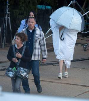 FOTO / Cu umbrela pe cap şi cu o geacă largă! Aşa s-a plimbat Reese Witherspoon prin L.A.! Ce ascundea?