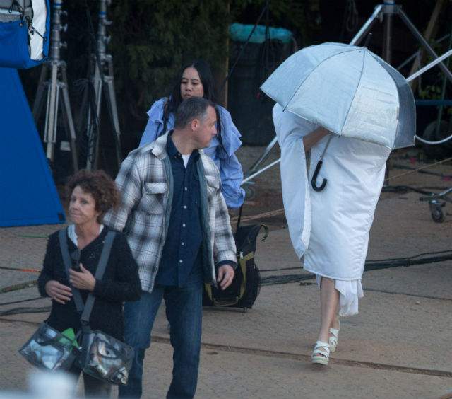 FOTO / Cu umbrela pe cap şi cu o geacă largă! Aşa s-a plimbat Reese Witherspoon prin L.A.! Ce ascundea?