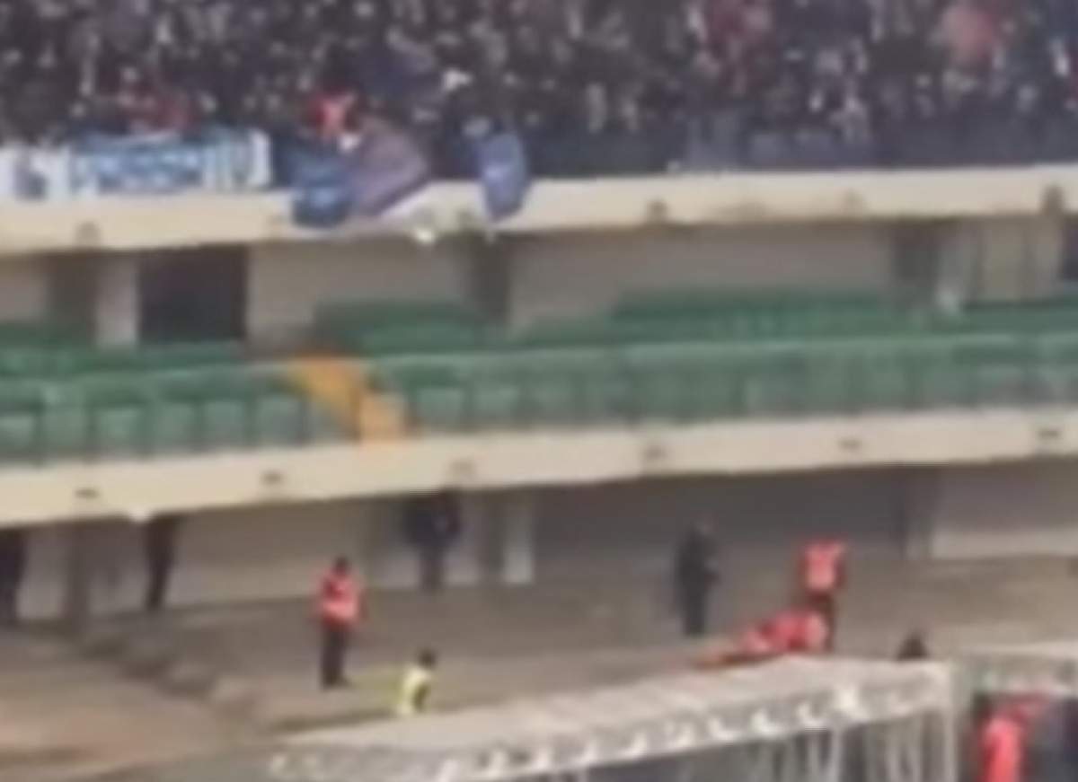 Şoc în Italia! Un fan a căzut din înaltul tribunei sub privirile unui fotbalist român! / VIDEO