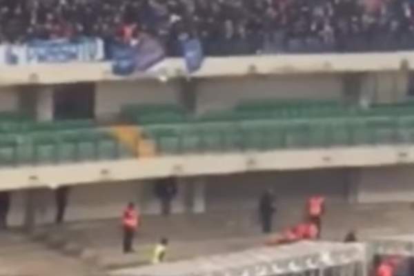 Şoc în Italia! Un fan a căzut din înaltul tribunei sub privirile unui fotbalist român! / VIDEO