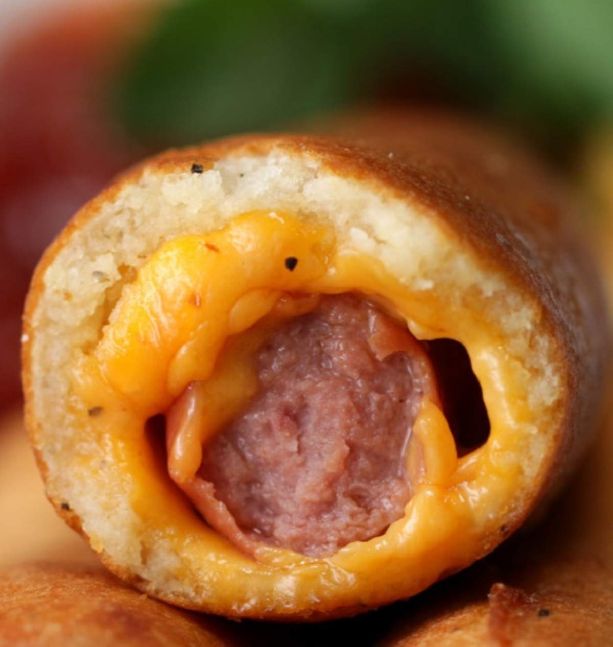 VIDEO / REŢETA ZILEI - MARŢI: Hotdog prăjit, plin de caşcaval