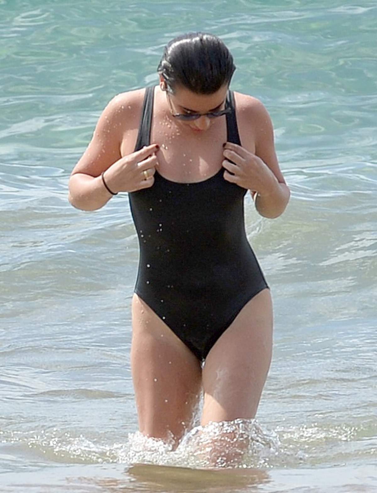 FOTO / O celebră actriță a ieșit din apă și s-a făcut de râs! Ce a observat toată lumea la picioarele ei