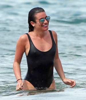 FOTO / O celebră actriță a ieșit din apă și s-a făcut de râs! Ce a observat toată lumea la picioarele ei