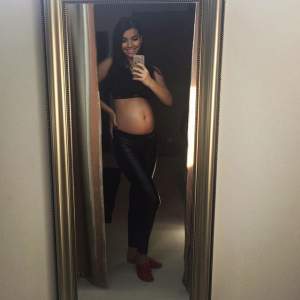FOTO / Sandra, soția lui Adrian Mutu, arată senzațional însărcinată în 8 luni! Este prima imagine în care își arată burtica de gravidă