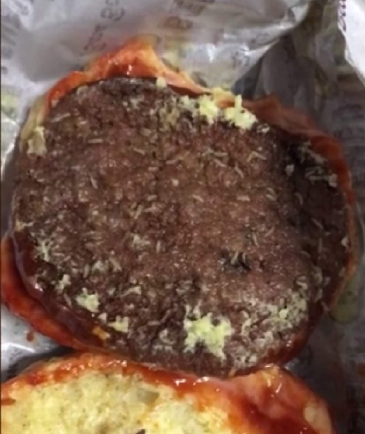 VIDEO / A cumpărat burgeri pentru familie, dar s-a speriat când a văzut ce era în eil! "A fost dezgustător"