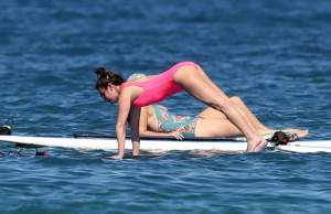 FOTO / O actriţă durdulie a făcut spectacol pe placa de surf! Poziţiile de yoga în care a fost pozată alături de o prietenă