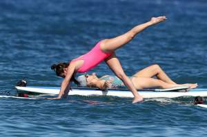 FOTO / O actriţă durdulie a făcut spectacol pe placa de surf! Poziţiile de yoga în care a fost pozată alături de o prietenă