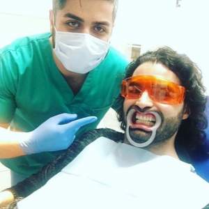 FOTO / Pepe, în vizită la dentist! Cântăreţul s-a pozat într-o ipostază curajoasă, în timpul procedurii