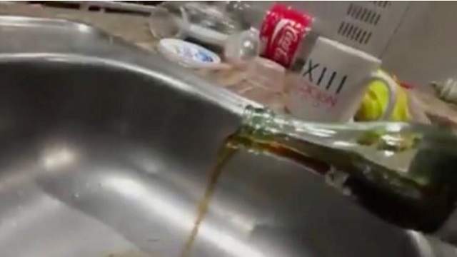 FOTO / Dezgustător! A găsit un şoarece mort într-o sticlă de suc pe care milioane de oameni îl consumă
