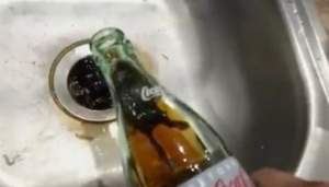 FOTO / Dezgustător! A găsit un şoarece mort într-o sticlă de suc pe care milioane de oameni îl consumă
