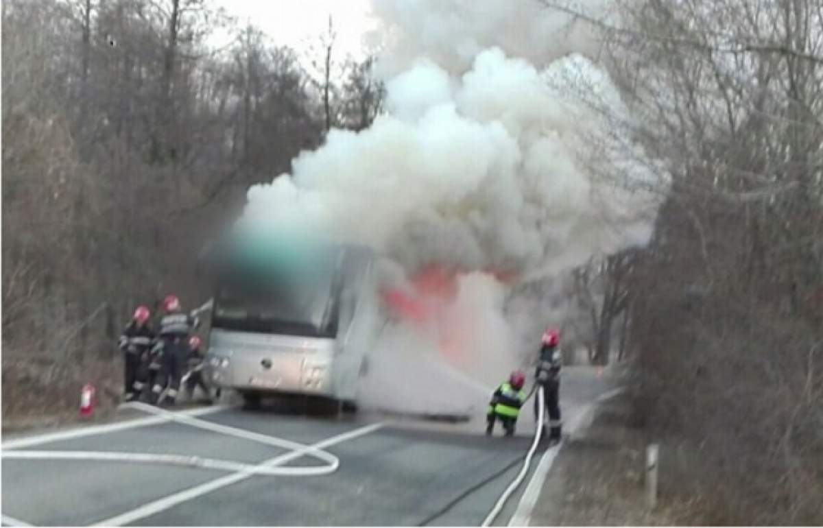 FOTO / Un autocar cu 17 persoane a luat foc pe un drum din Caraş-Severin! VIDEO