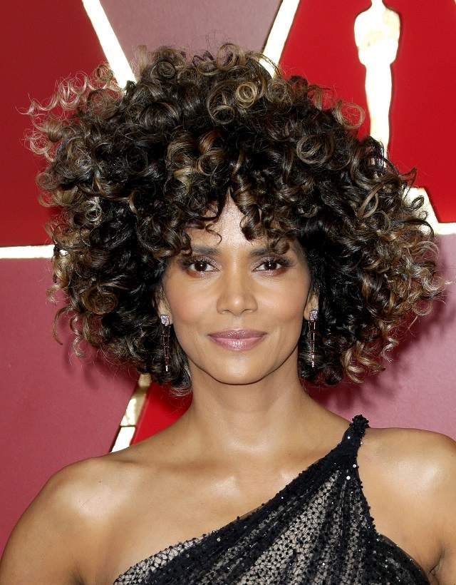 FOTO / A venit la Gala Premiilor Oscar cu o coafură ca scoasă din... priză! Cum s-a prezentat Halle Berry la 50 de ani, pe covorul roșu