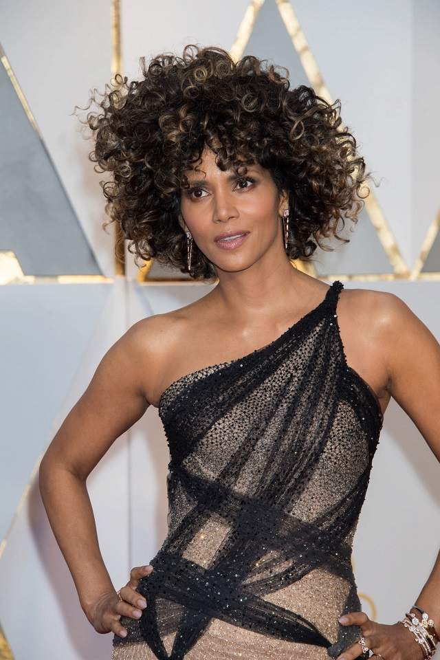 FOTO / A venit la Gala Premiilor Oscar cu o coafură ca scoasă din... priză! Cum s-a prezentat Halle Berry la 50 de ani, pe covorul roșu