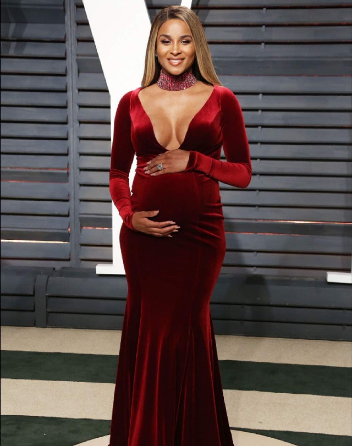 FOTO / Şi-a etalat burta de gravidă la Gala Premiilor Oscar! Ciara, incredibil de sexy într-o rochie cu un decolteu ameţitor