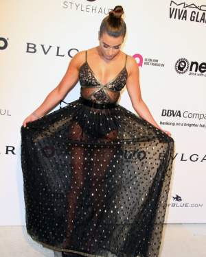 FOTO / În faţa fotografilor a pozat frumos, dar în culise a fost prinsă cu rochia ridicată! Fotografia pe care Lea Michele  o vrea ştearsă