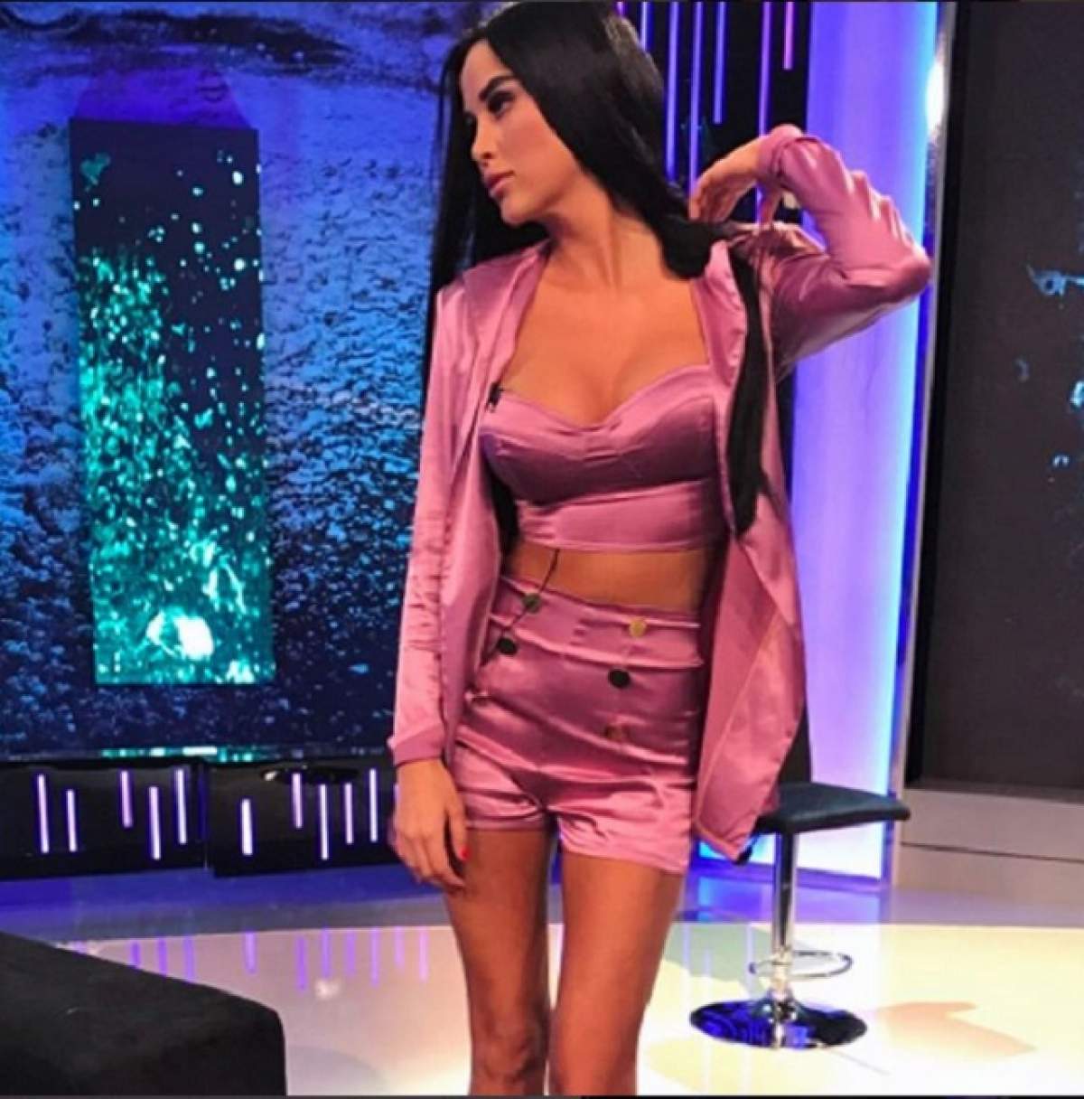 FOTO / O zi înger, alta demon! Ţinuta cu care i-a dat gata pe toţi Daniela Crudu în platoul de la "Xtra Night Show"