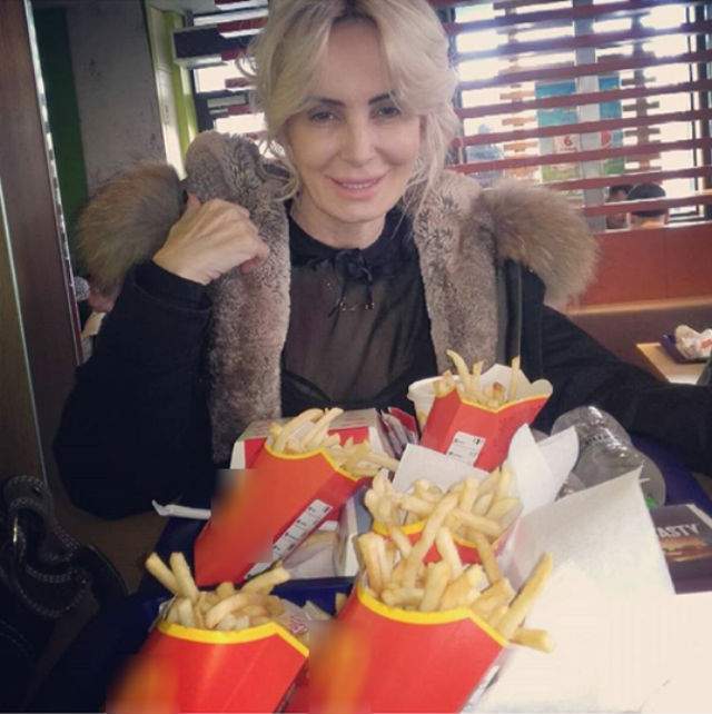 Mulţi au zis că e cea mai operată vedetă! Daniela Gyorfi a mers fără pic de machiaj la fast food. O recunoşti?