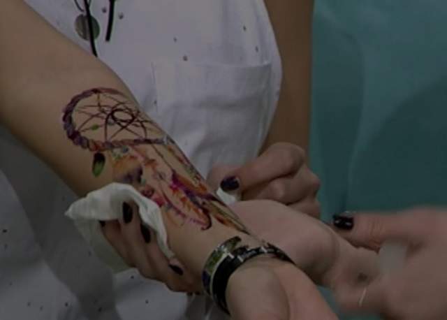 FOTO / S-a tatuat în direct, la TV! Roxana Ionescu şi-a colorat spatele