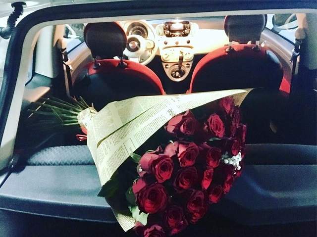 FOTO / După ce şi-a părăsit iubitul, o prezentatoare TV de la noi are maşină nouă şi a primit flori!