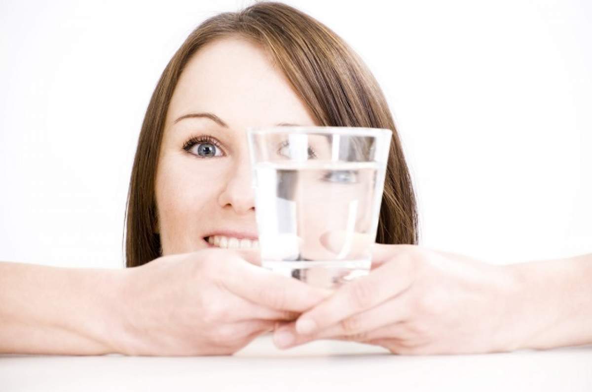 Asta se întâmplă în corpul tău dacă bei apă cu sare în fiecare dimineaţă! Tu ştiai?