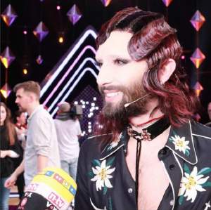 VIDEO / Conchita Wurst loveşte din nou! Travestitul te dă pe spate cu schimbările de look