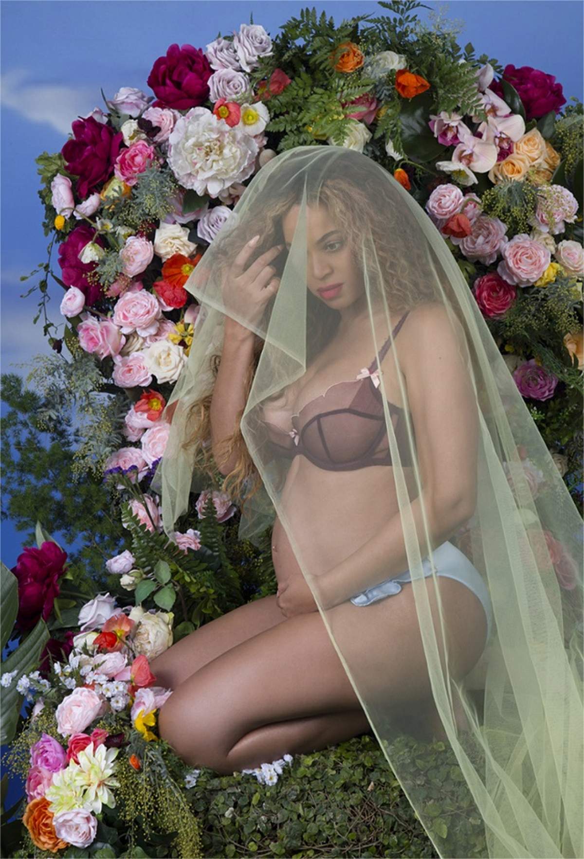 FOTO / Beyonce s-a dezbrăcat complet în fața camerei! Cântăreața arată demențial, deși e însărcinată cu gemeni