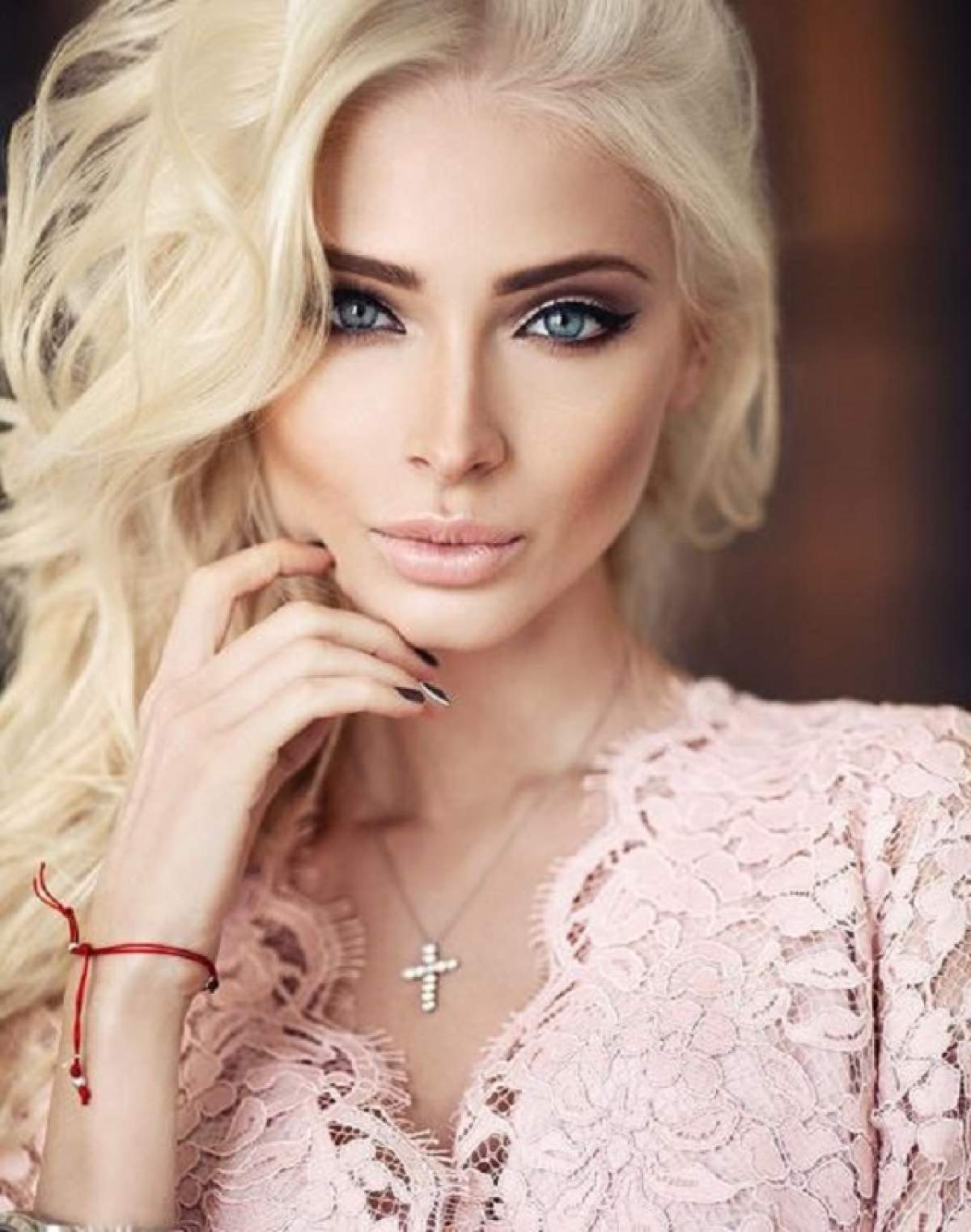 FOTO / O mai știi pe cea mai frumoasă blondă din lume?! Alena Shishkova este mămică și arată incendiar