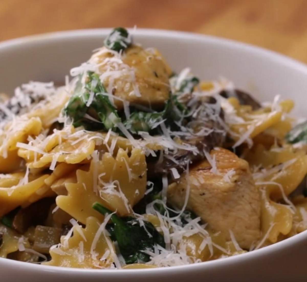 VIDEO / Reţeta zilei: Joi - Pui cu ciuperci şi paste în sos delicios! Se prepară foarte repede
