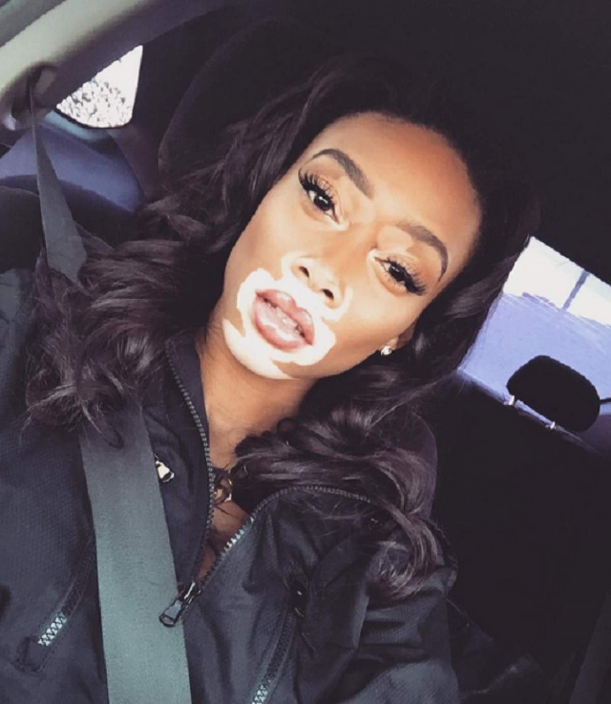 FOTO / Cele mai sexy poze cu Winnie Harlow, fotomodelul cu pielea în două culori! S-a filmat aproape goală, în pat