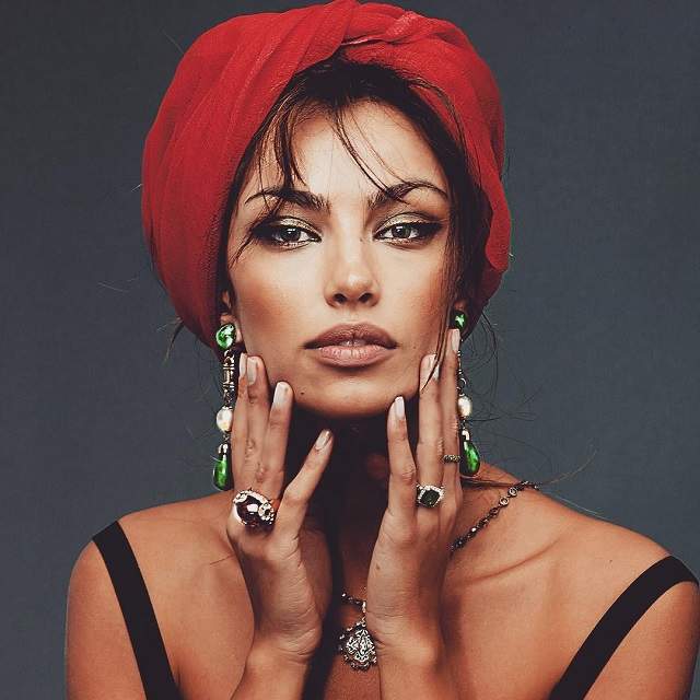 FOTO / Mădălina Ghenea a întâmpinat primăvara cu pieptul la înaintare! Ce sâni apetisanţi are românca!