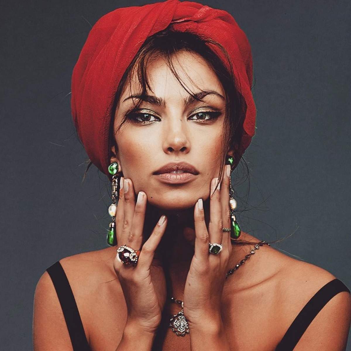 FOTO / Mădălina Ghenea a întâmpinat primăvara cu pieptul la înaintare! Ce sâni apetisanţi are românca!