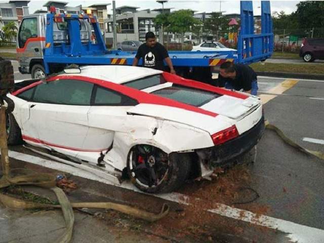 VIDEO / Părinţii i-au cumpărat un Lamborghini Gallardo, cu ocazia majoratului. Au regretat enorm. Ce s-a întâmplat cu fiul lor la o oră după ce a scos maşina pe drum