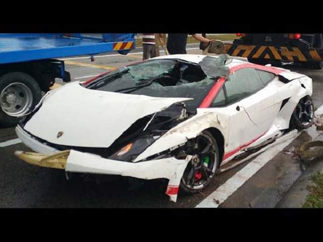 VIDEO / Părinţii i-au cumpărat un Lamborghini Gallardo, cu ocazia majoratului. Au regretat enorm. Ce s-a întâmplat cu fiul lor la o oră după ce a scos maşina pe drum