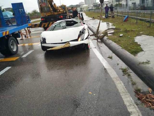 VIDEO / Părinţii i-au cumpărat un Lamborghini Gallardo, cu ocazia majoratului. Au regretat enorm. Ce s-a întâmplat cu fiul lor la o oră după ce a scos maşina pe drum