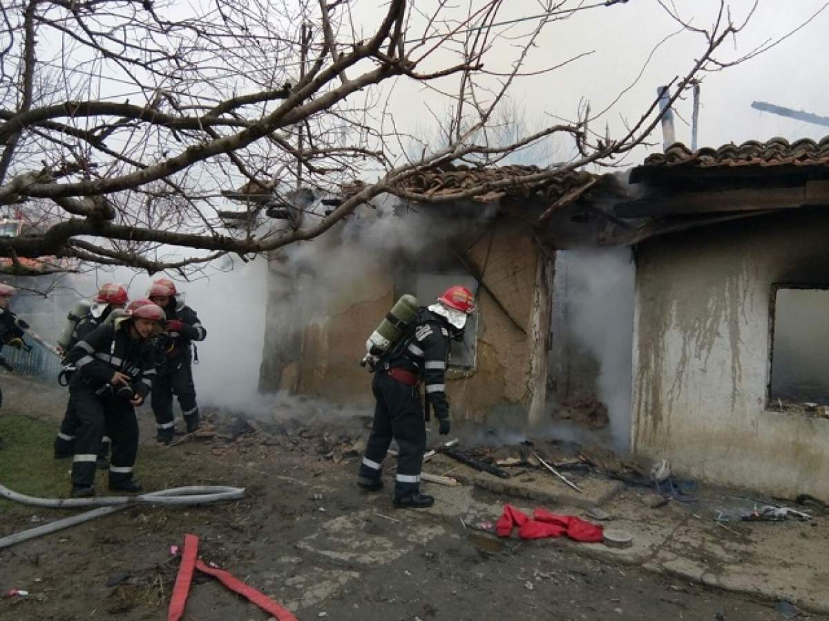 Clipe tulburătoare trăite de pompierii din Constanţa! Ce au găsit sub dărmâturile unei case distruse de flăcări