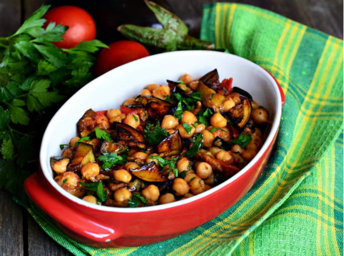 REŢETA ZILEI – MIERCURi: Mâncare de vinete cu năut şi pătrunjel