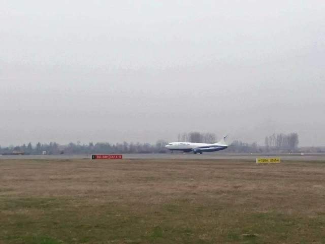 FOTO / Stare de urgenţă la Otopeni! Momente de panică pentru pasageri, după ce piloţii au întors avionul pe aeroport