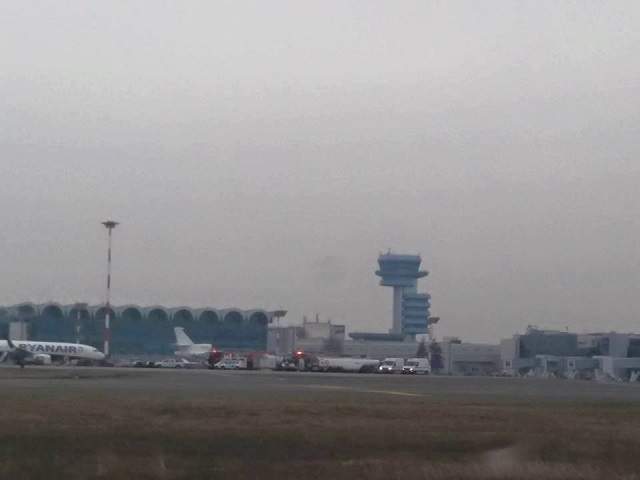 FOTO / Stare de urgenţă la Otopeni! Momente de panică pentru pasageri, după ce piloţii au întors avionul pe aeroport