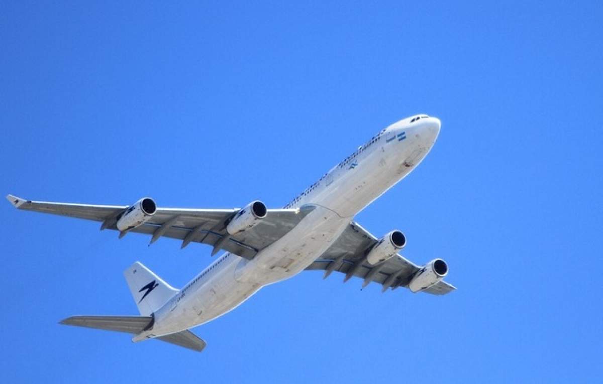 FOTO / Stare de urgenţă la Otopeni! Momente de panică pentru pasageri, după ce piloţii au întors avionul pe aeroport