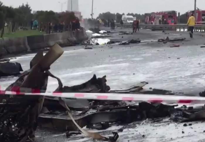 VIDEO / Cel puţin cinci persoane au murit, după ce un elicopter a lovit un turn de telelviziune şi s-a prăbuşit pe o autostradă din Istanbul