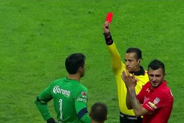Nebunie în fotbal! Trei jucători au fost eliminaţi în doar 30 de secunde! / VIDEO