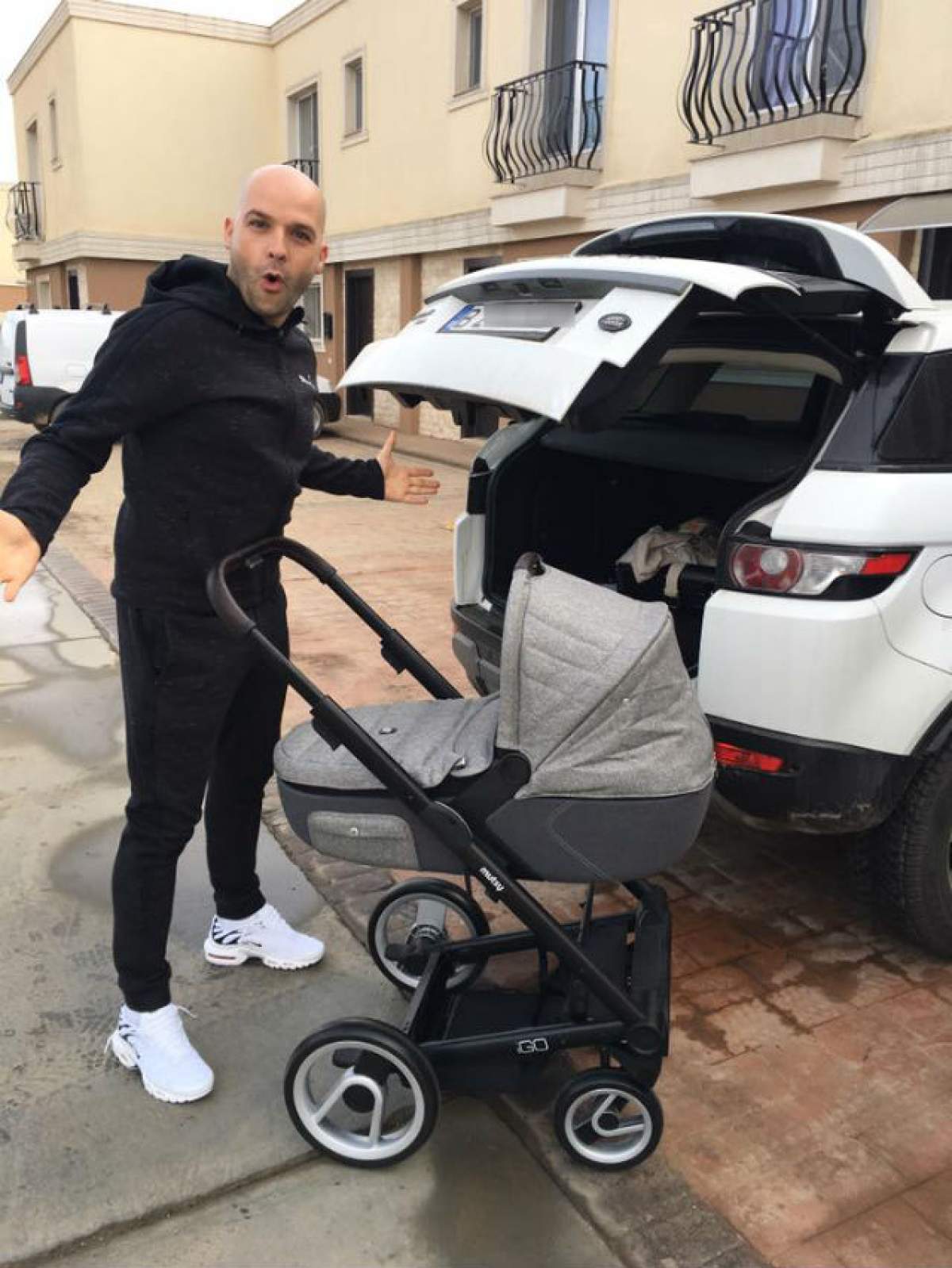 FOTO / Cum şi-a surprins fiul de câteva zile Andrei Ştefănescu! Seamănă cu artistul sau soţia lui?