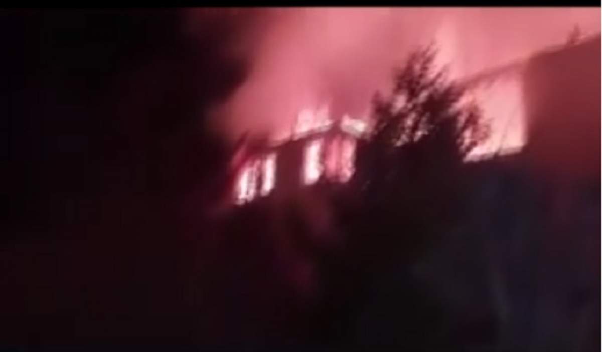 VIDEO / Incendiu foarte puternic noaptea trecută! Flăcările au făcut scrum mai multe clădiri