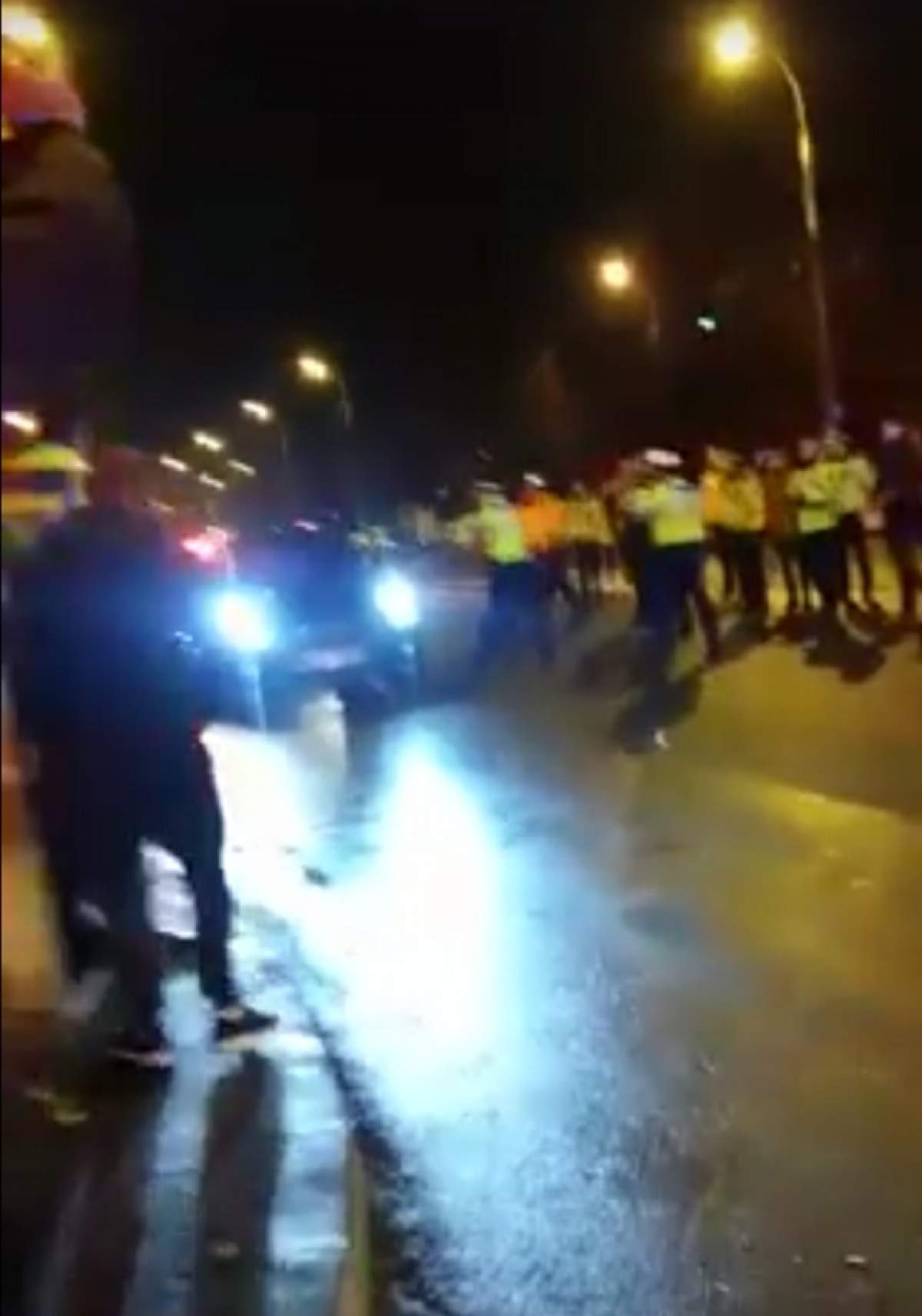 FOTO / Șofer oprit cu focuri de armă în Capitală! Un poliţist a fost purtat 20 de metri pe capota maşinii