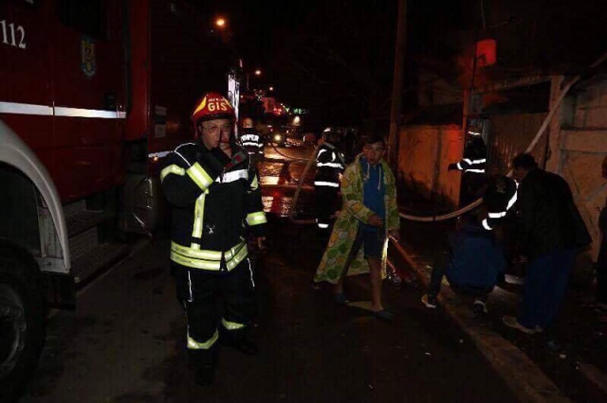 FOTO / INCENDIU PUTERNIC în Bucureşti! Patru case s-au făcut scrum