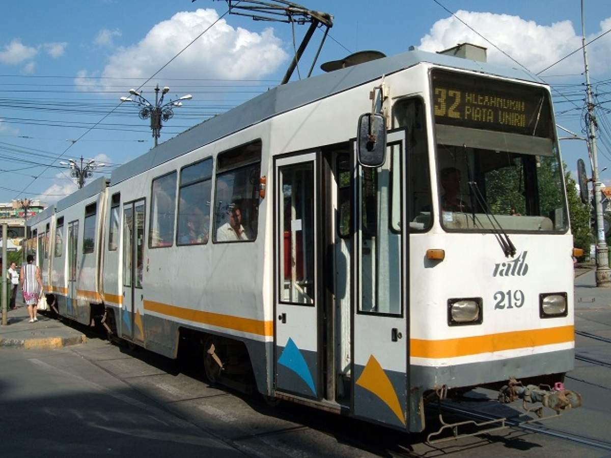 HAOS în CAPITALĂ! O dubă s-a răsturnat pe şinele tramvaiului 32