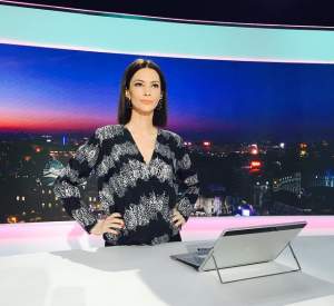 FOTO / Andreea Berecleanu, apariţie neobişnuită la pupitrul ştirilor. A renunţat la rochiile largi şi a îmbrăcat blugi mulaţi. Ai mai văzut-o aşa?