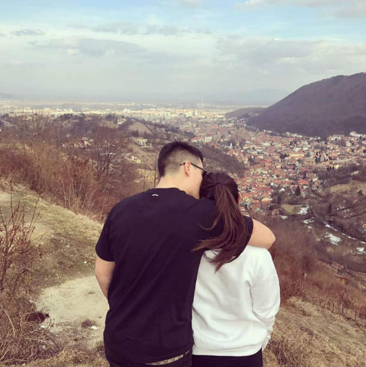 FOTO / "Fiul adoptiv" al lui Alex Velea şi-a cerut iubita în căsătorie! Ce spune fiica Andreei Esca despre relaţia cu "socrii"